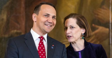 Mają dwóch synów. Żonę poznał, gdy był w związku ze znaną aktorką