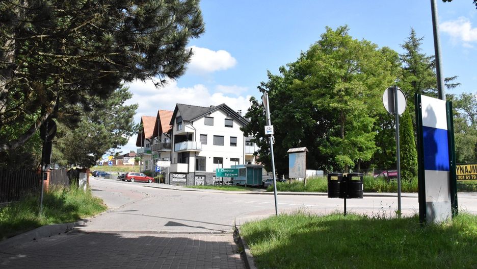 Deptak z plaży Jeziora Charzykowskiego prowadzi prosto na działkę, na której ma stanąć maszt 5G