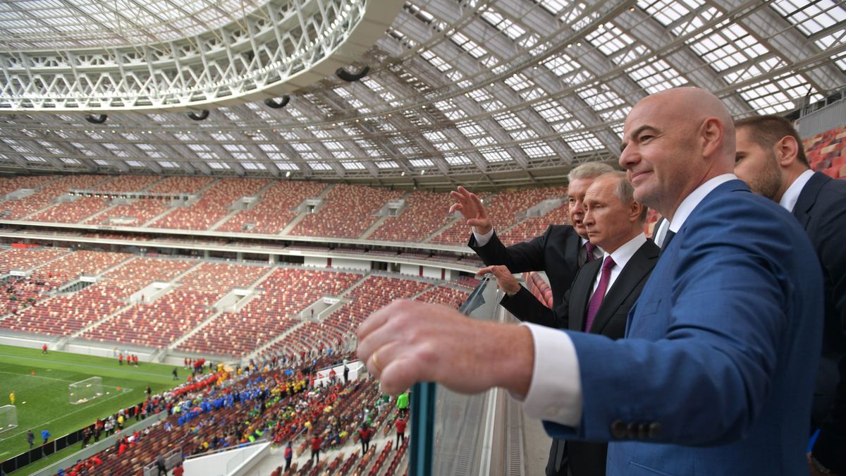 Władimir Putin i Gianni Infantino podczas otwarcia zmodernizowanego stadionu Łużniki w Moskwie