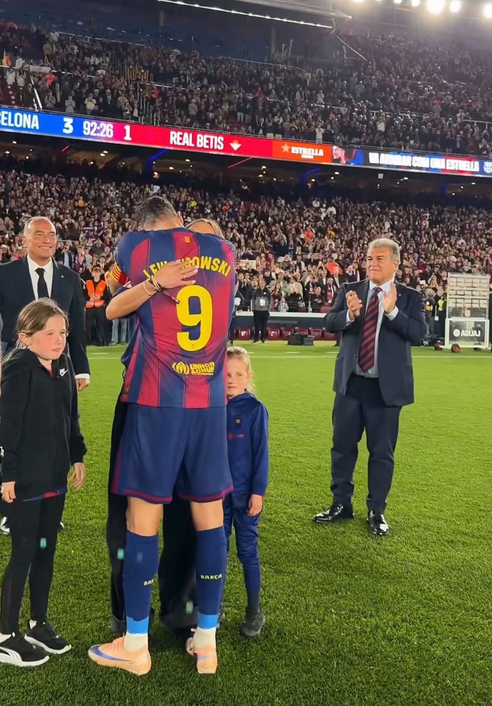 Rodzinne chwile podczas pożegnania Lewandowskiego na Camp Nou