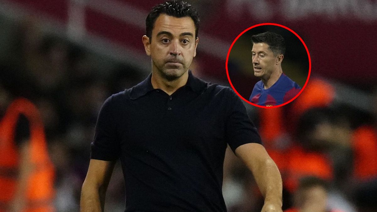 PAP/EPA / EPA/Enric Fontcuberta/ EPA/Enric / Na zdjęciu: Xavi (w kółeczku: Robert Lewandowski)