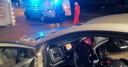 Akcja na stacji paliw. Policja wybiła szybę
