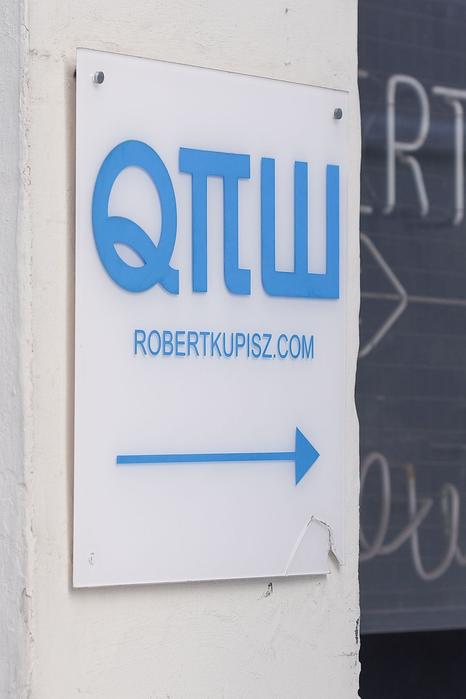 Monika Olejnik w drodze do atelier Roberta Kupisza 