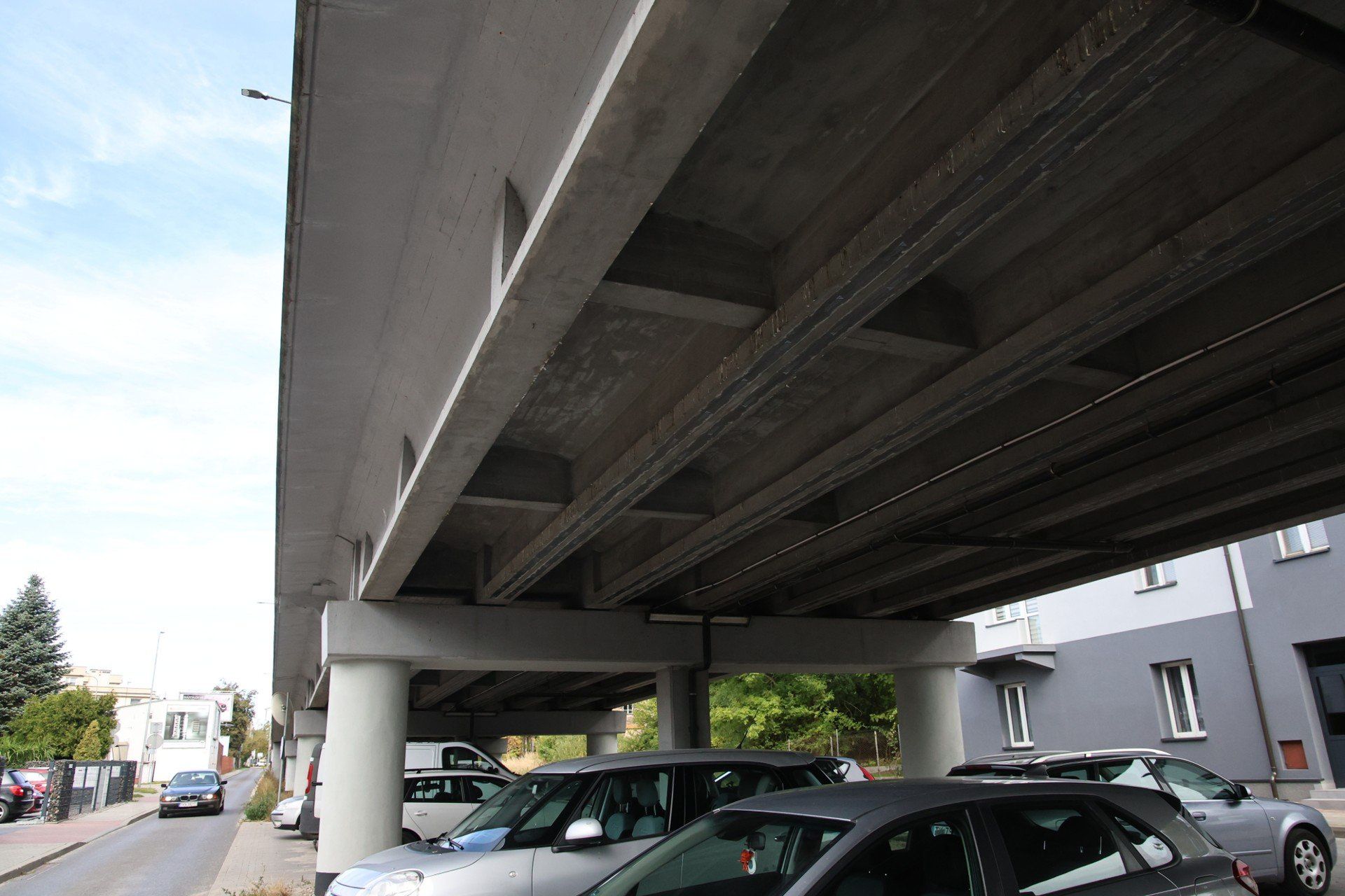Dwuetapowy remont gzymsów wiaduktu sparaliżuje ruch na ulicy 1 Maja