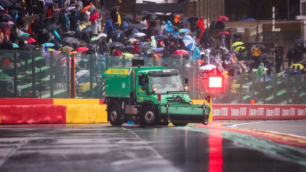 Zdjęcie okładkowe artykułu: Materiały prasowe / Alfa Romeo Racing ORLEN / Na zdjęciu: czyszczenie toru F1 