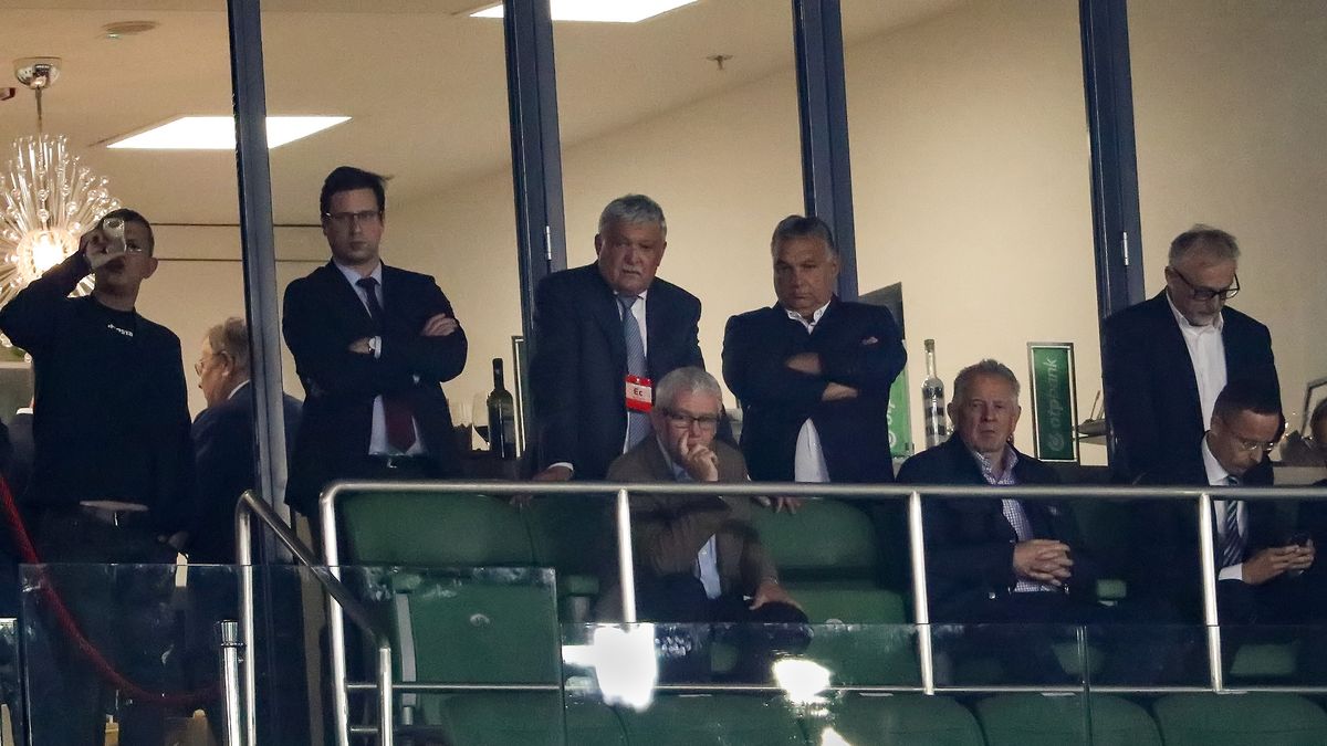 Koronawirus. Gergely Gulyás (drugi od lewej) poinformował o zamknięciu granic przez Węgry. (Photo by Laszlo Szirtesi/Getty Images)