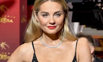 Wskoczyła w mini z piórkami. Trudno o bardziej efektowną stylizację