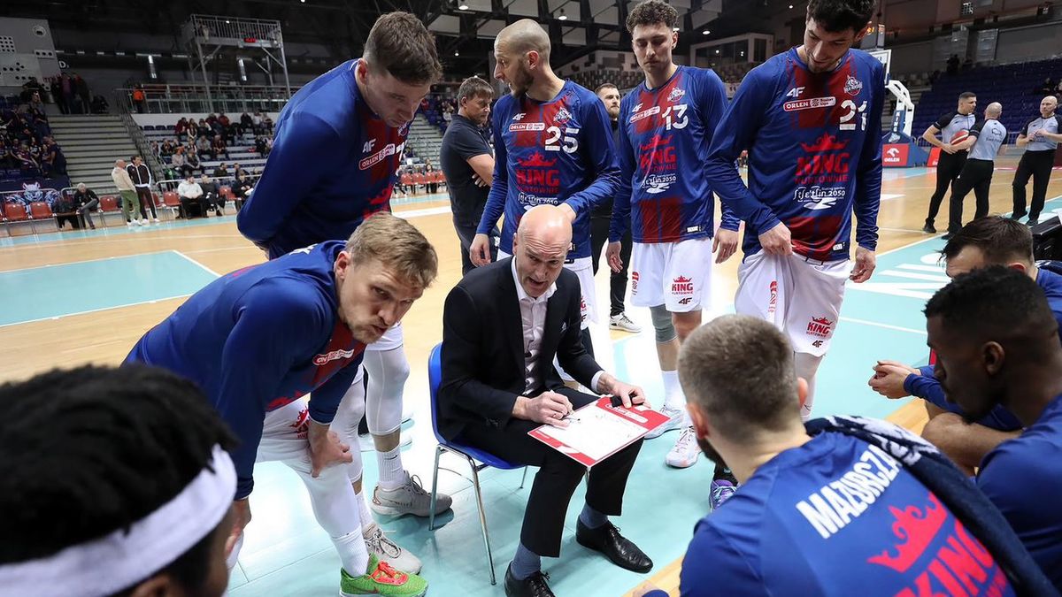 Materiały prasowe / King Szczecin / Arkadiusz Miłoszewski i zawodnicy Kinga Szczecin