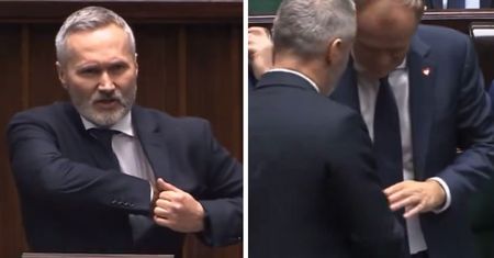 Syn Wałęsy wręczył to Tuskowi. "Nosiłem ten znaczek całą poprzednią kadencję"