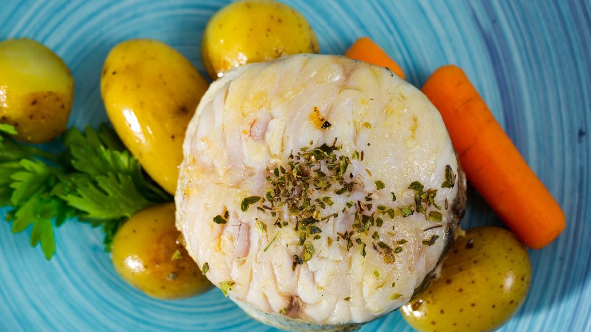 Morszczuk podany z ugotowanymi warzywami