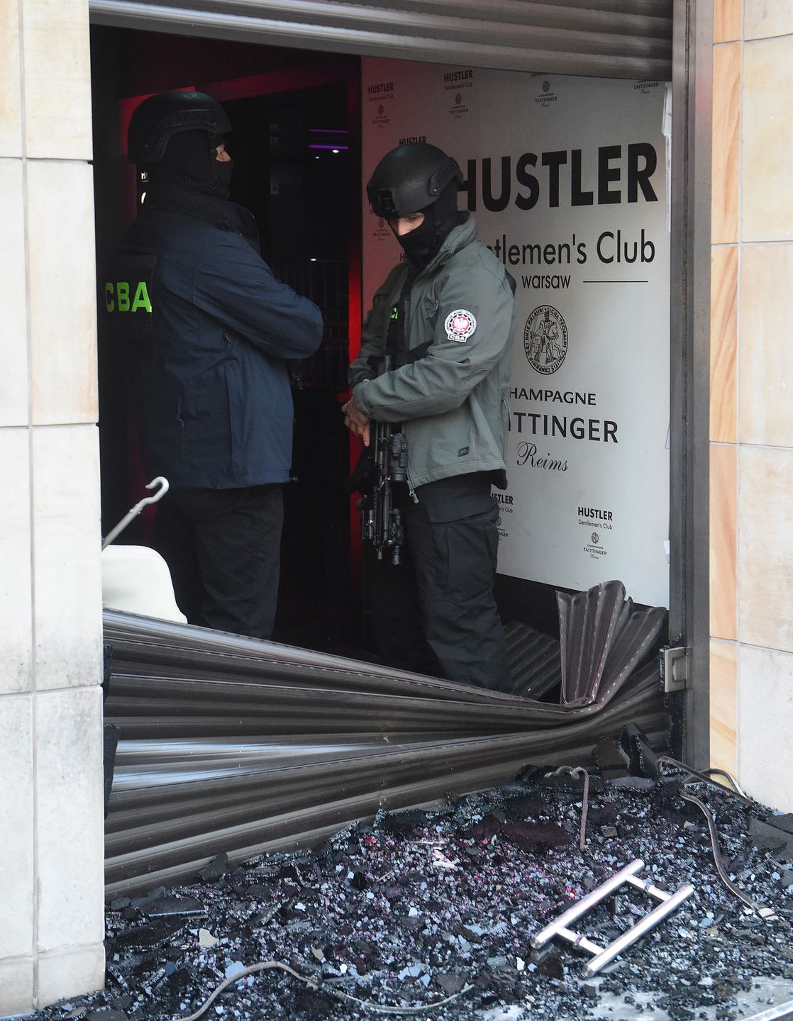 klub nocnyWarszawa, 10.10.2017. Agenci Centralnego Biura Antykorupcyjnego weszli, 10 bm. do klubu nocnego Hustler w Warszawie. (rp/pkus) PAP/Radek PietruszkaRadek Pietruszkaagenci, akcja, cba, centralne biuro antykorupcyjne, club, czas wolny, Hustler, nocny