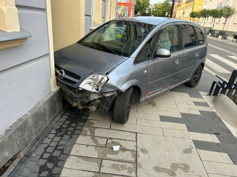 Kwidzyn: Nietrzeźwy bez prawa jazdy ukradł auto byłej partnerki i spowodował kolizję