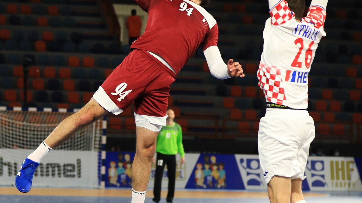 Zdjęcie okładkowe artykułu: PAP/EPA / Hazem Gouda / Egypt Handball 2021 / Na zdjęciu: Ameen Zakkar w ataku na bramkę Chorwatów