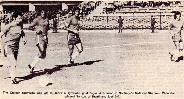 Takie zdjęcia pojawiły się w chilijskiej prasie po "meczu" z ZSRR. (Fot. beyondthelastman.com)