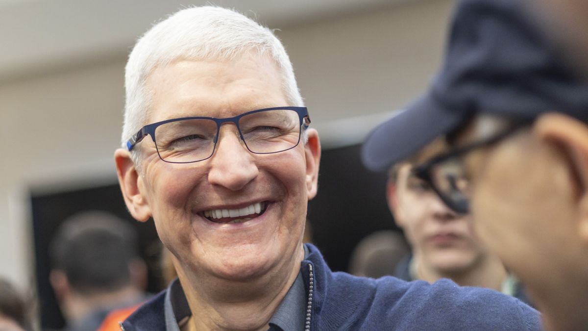 Apple CEO Tim Cook (L) talks with customers purchasing the new Apple Vision Pro headset during the product's launch at an Apple Store in New York, New York, USA, 02 February 2024. The company is heavily marketing the new device as a way to widen the appeal of mixed reality technology. EPA/JUSTIN LANE Dostawca: PAP/EPA.