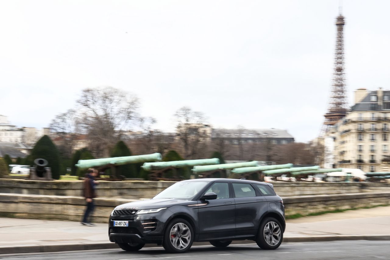 SUV on the streets of Paris