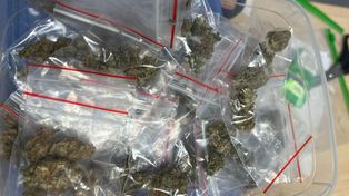 Warszawa: Diler spacerował nocą z kieszeniami pełnymi narkotyków. Zgubiło go nerwowe zachowanie