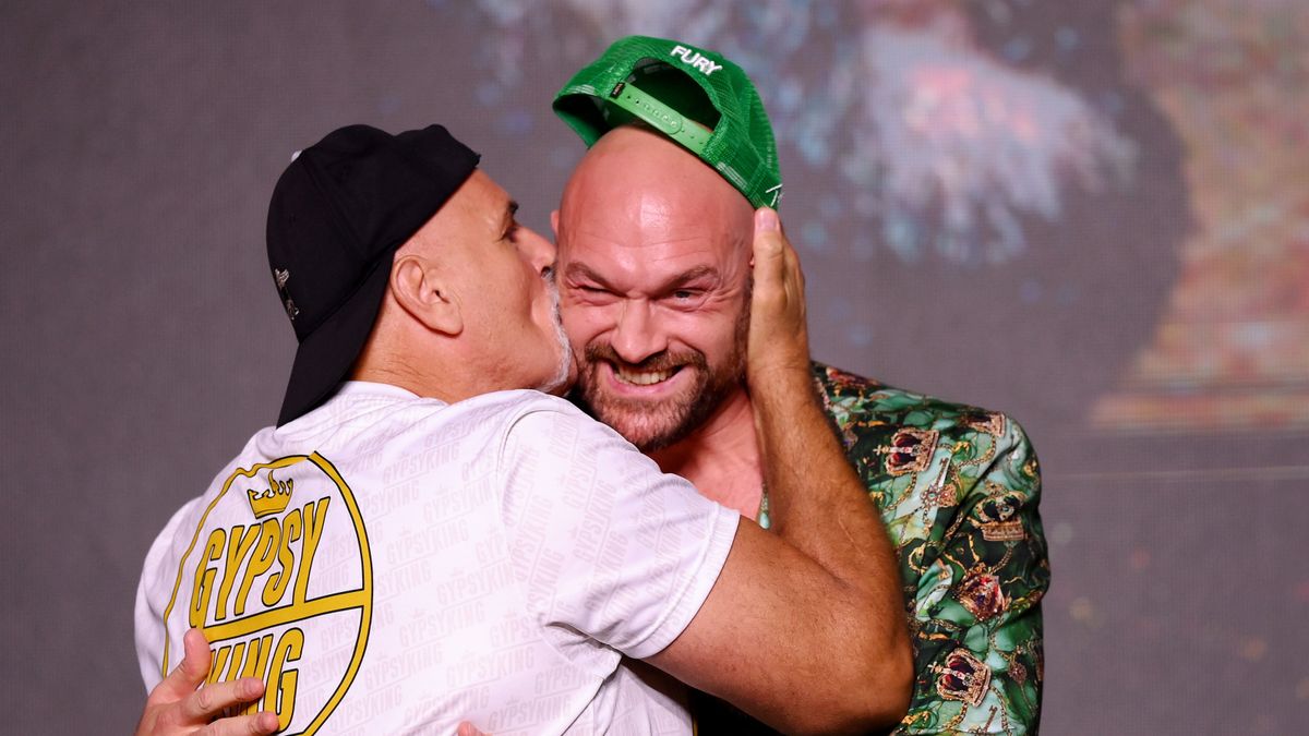 Na zdjęciu Tyson Fury z ojcem
