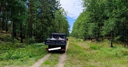 Zostawił to w lesie i odjechał. Wkrótce musiał po sobie posprzątać