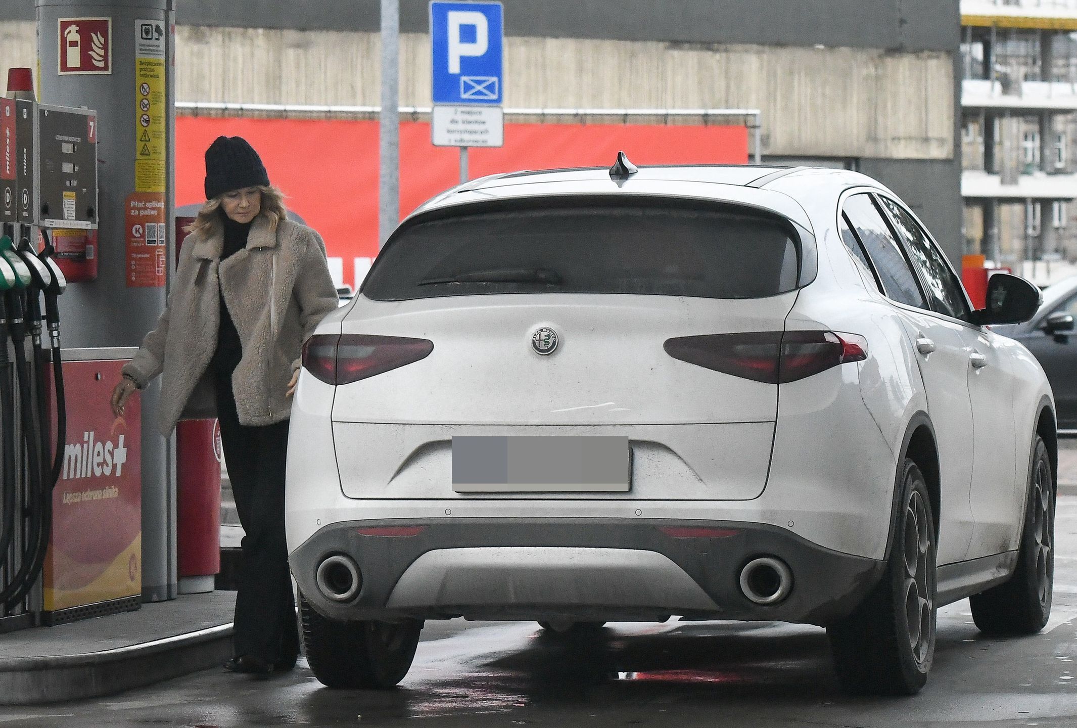 Grażyna Torbicka na stacji benzynowej