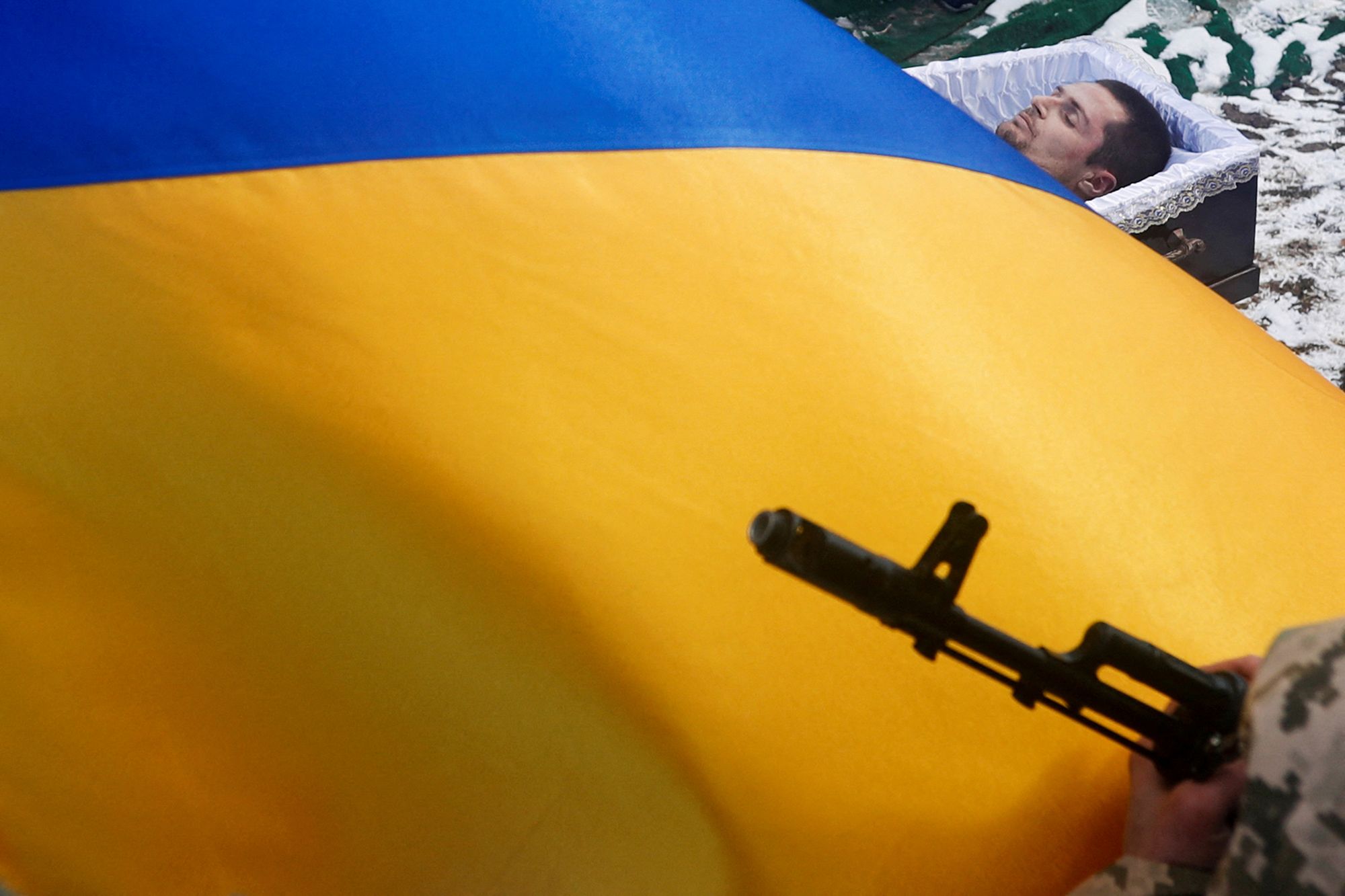 Wojna w Ukrainie. Pochowany z honorami, żołnierze oddali mu cześć 3