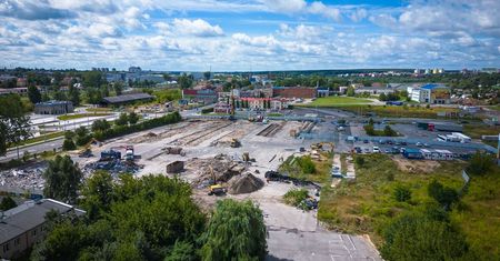 Ciężki sprzęt wjechał na teren dawnej lubelskiej cukrowni. Do końca 2025 r. będzie tu blisko 400 mieszkań na wynajem