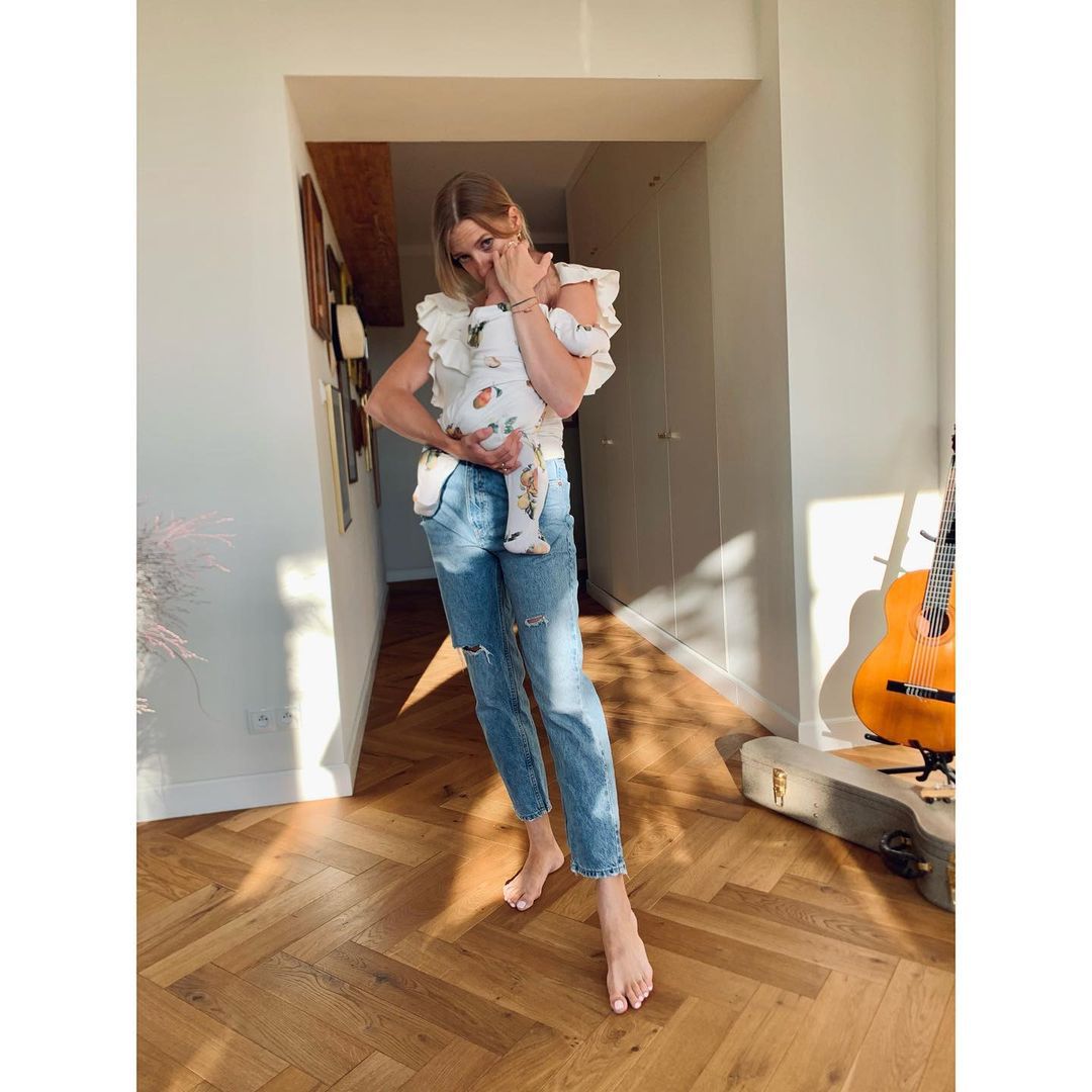 Lara Gessler w mieszkaniu