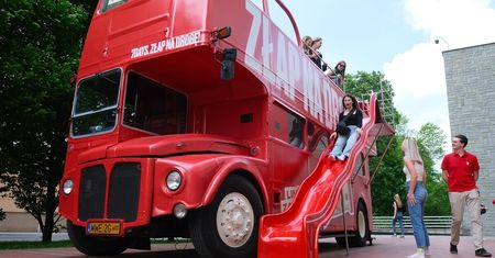Przed uczelnią zaparkował autobus 7Days. Można wyczilować na jego dachu lub zjechać ze zjeżdżalni [ZDJĘCIA]