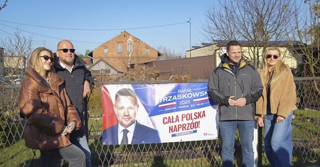 Pierwszy baner i awantura. Scheuring-Wielgus: to łamanie prawa