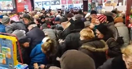 Walka o cukier w promocyjnej cenie w sklepie Carrefour w Chełmie (wideo)