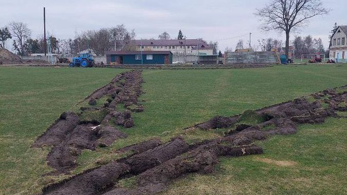 Rosyjskie wojska zniszczyły także boisko w Borodziance