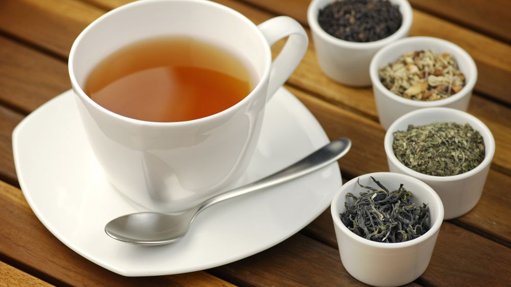 Bezkofeinowa parzona czarna herbata przygotowana z wodą z kranu