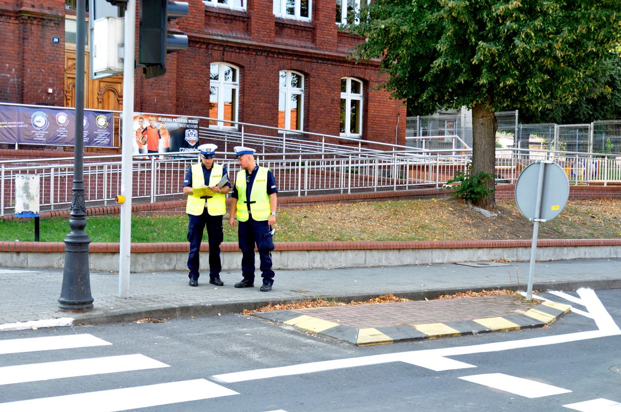 Policjanci sprawdzają oznakowanie dróg przy szkołach