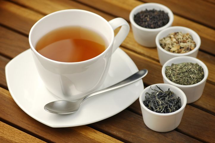 Bezkofeinowa parzona czarna herbata przygotowana z wodą z kranu