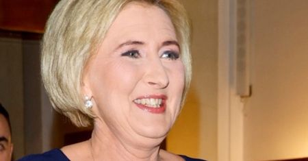 Wkroczyła w eleganckim stroju. Spójrzcie, co wsunęła na stopy