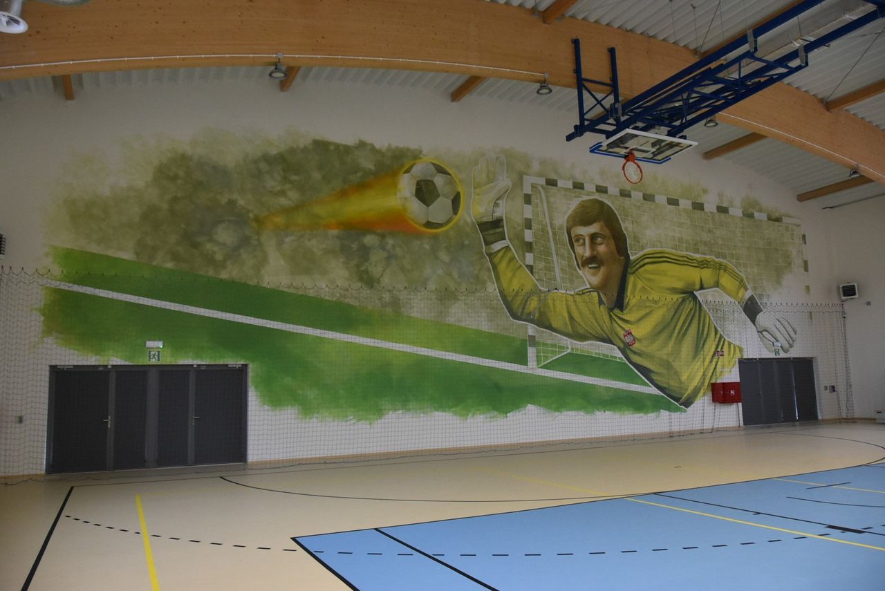 Przyborów: Huczne otwarcie hali. Przyjechali mistrzowie, m.in. Szymon Kołecki. Powstał tam duży mural Józefa Młynarczyka