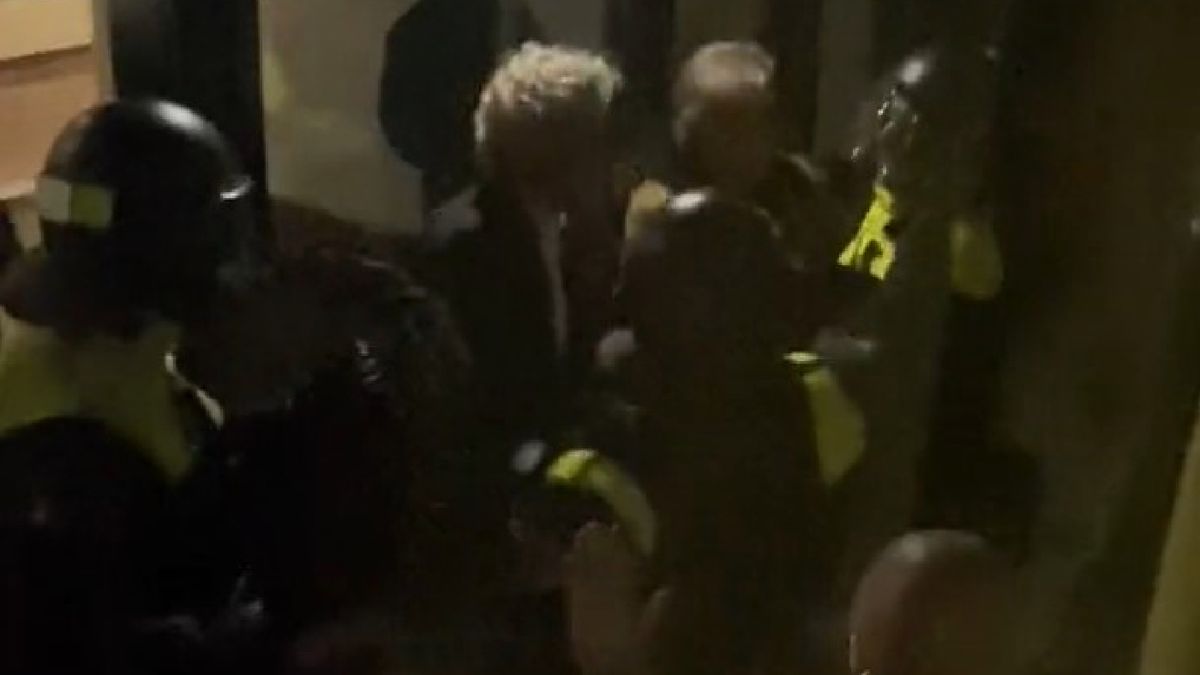 Paweł Gołaszewski / Dariusz Mioduski otoczony przez holenderską policję