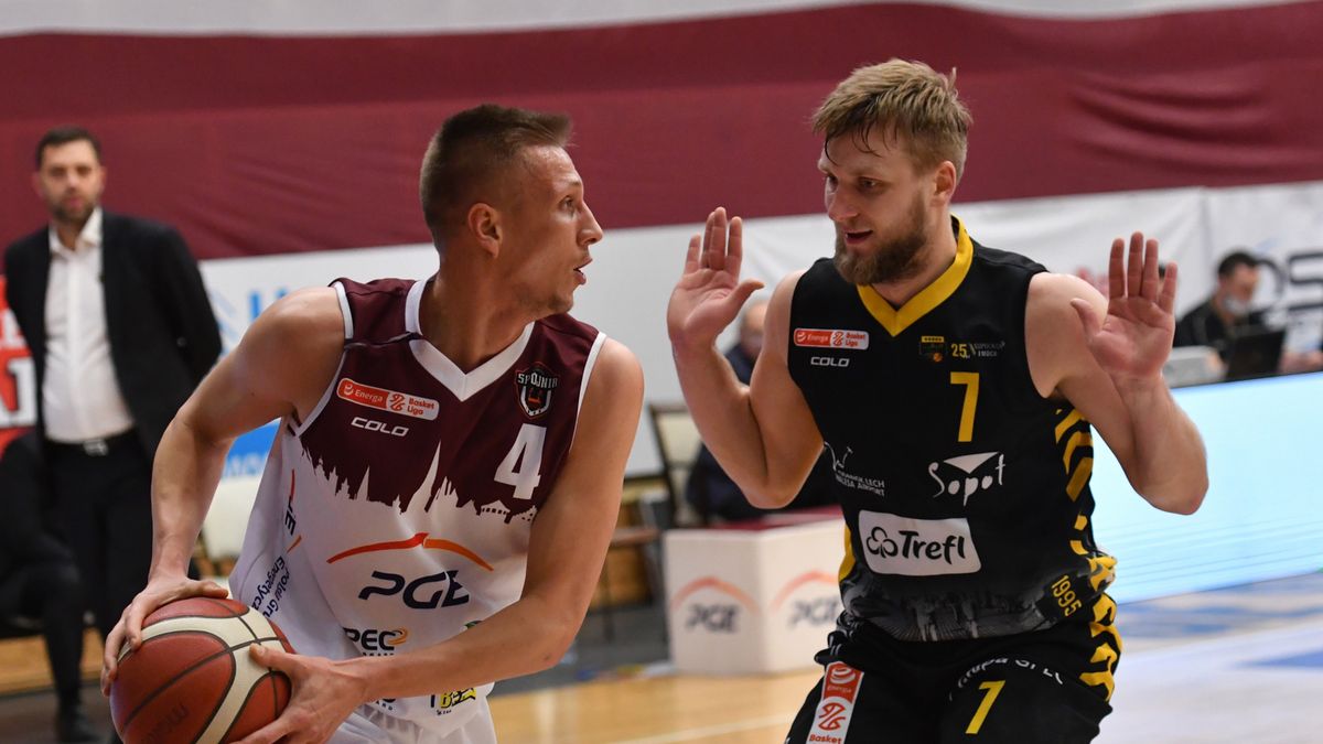 zawodnik PGE Spójni Stargard Tomasz Śnieg (z lewej) i Martynas Paliukenas (z prawej) z Trefla Sopot 