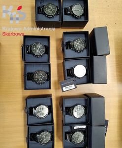 Podrabiane zegarki i biżuteria wielkiej wartości w paczkach z Chin