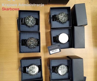 Podrabiane zegarki i biżuteria wielkiej wartości w paczkach z Chin