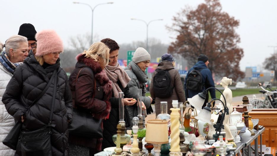 Na lubelskiej giełdzie staroci czas zdaje się płynąć wolniej - między stoiskami pełnymi bibelotów i przedmiotów z duszą można znaleźć nie tylko unikatowe skarby, ale i odrobinę nostalgii.