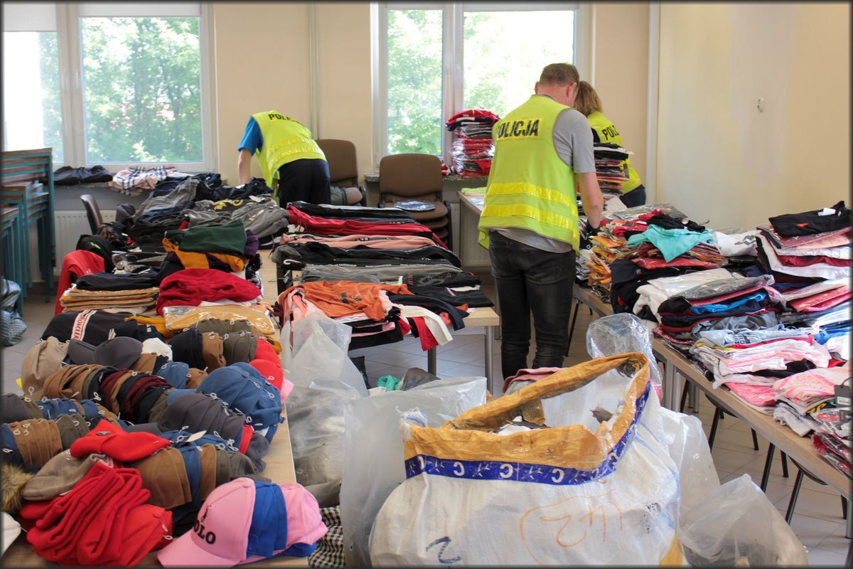 Policja weszła na bazary i zabezpieczyła podrobioną odzież