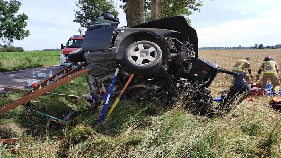 Uderzenie było na tyle silne, że kierowcę trzeba było wydobyć z auta siłą