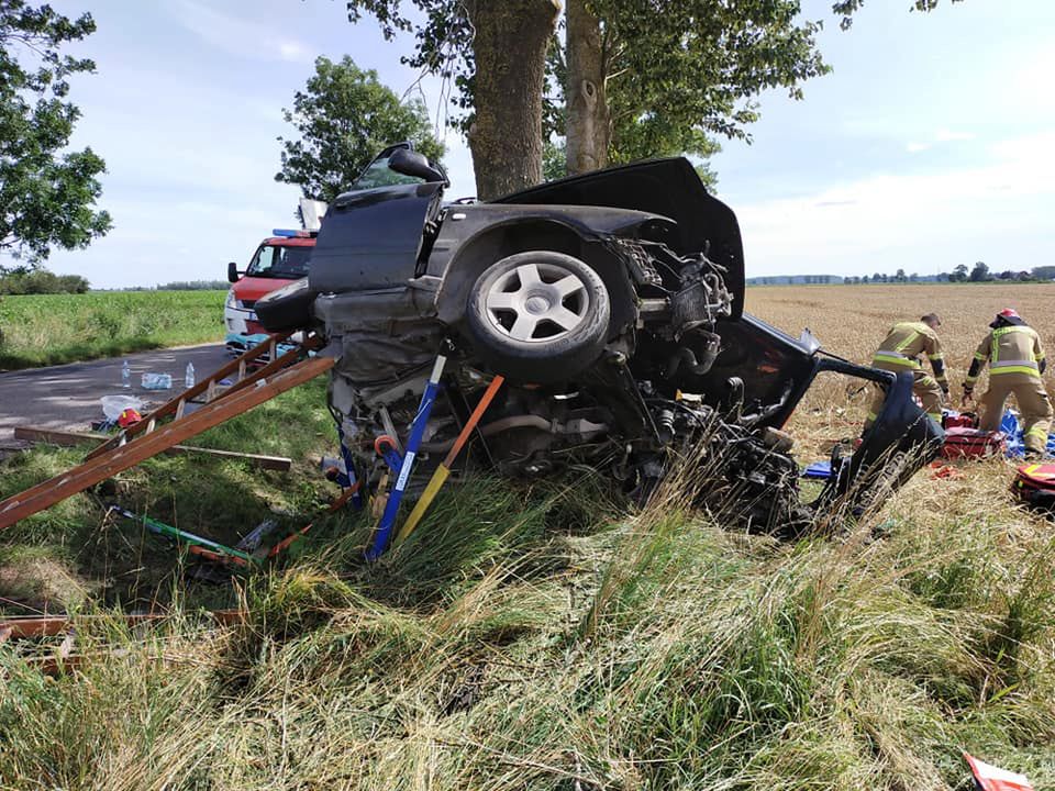 Zawinął się na drzewie, silnik wypadł z auta. Potrzebny był śmigłowiec