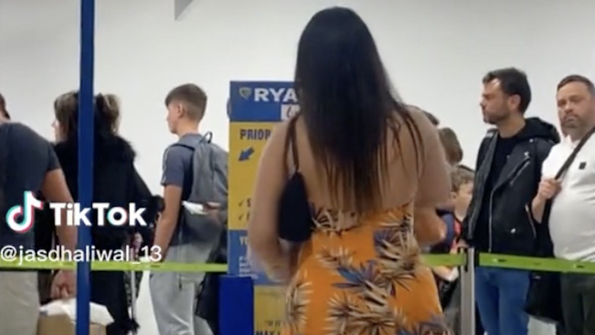 Materiałowa torba z powodzeniem zmieści się pod siedzeniem 