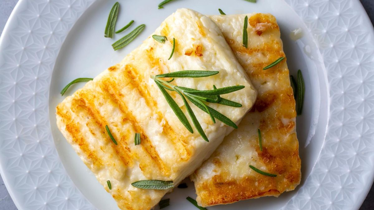 Halloumi z grilla to doskonały dodatek do wielu dań i przygotowuje się w prosty sposób.