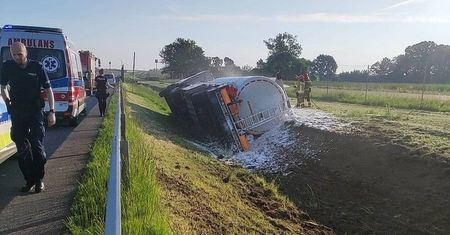 Cysterna w rowie. W środku benzyna i olej opałowy