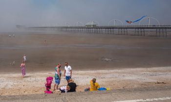 Muł, błoto i trawa zamiast plaży. Brytyjski kurort ma problem