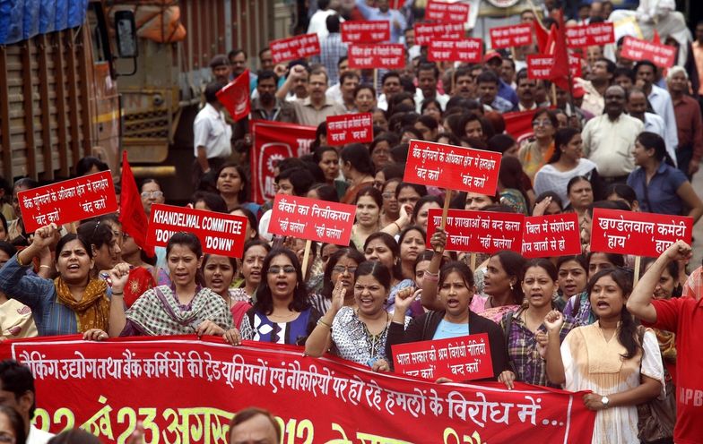 Strajki bankowców w Indiach. Przyłączyło się do nich już milion osób