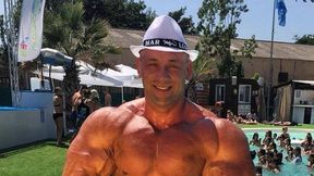 Hardkorowy Koksu pojechał na wakacje. Jego film z hotelowego basenu robi furorę